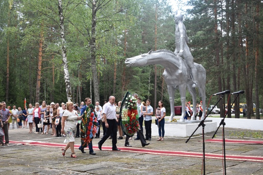 В суражском районе в день. Памятник кавалеристам Суражский район. Суражский район Брянск. Памятники в Суражском р он. Хотимский район памятник конь.