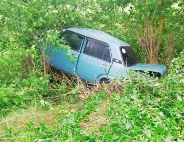 В Дубровском районе пьяный водитель ВАЗ протаранил дерево: двое ранены