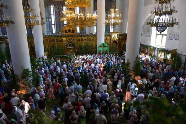 Брянские православные отмечают День Святой Троицы
