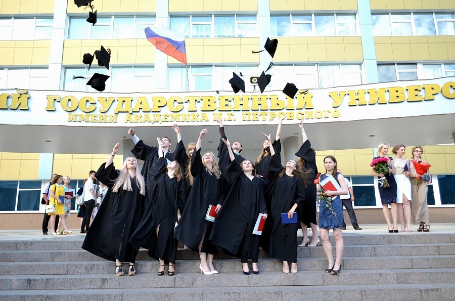 Брянск назвали одним из привлекательных для выпускников городов России