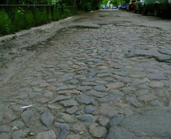  В Брянске показались на свет остатки старой булыжной мостовой