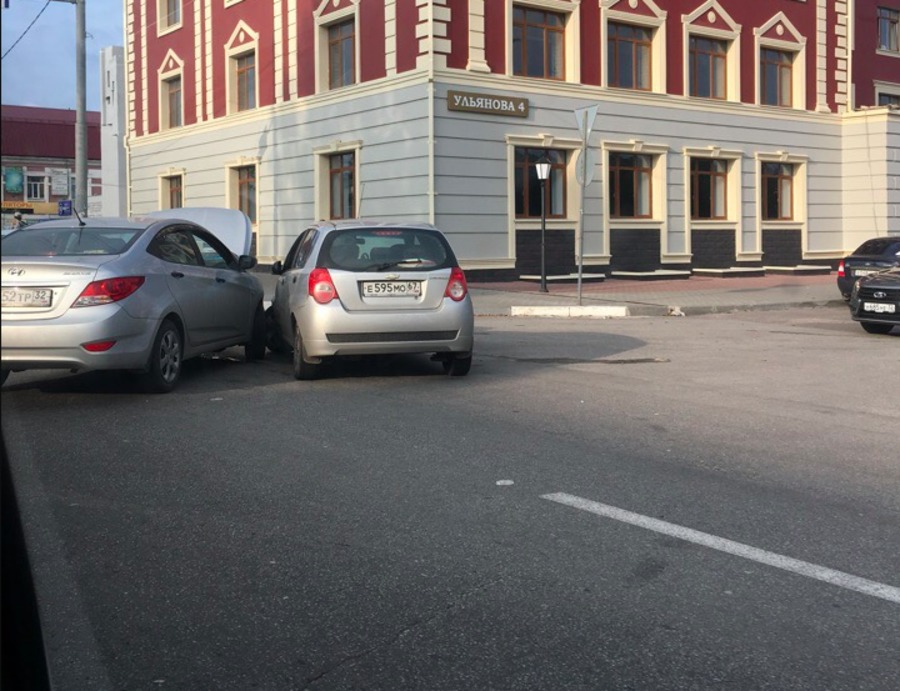 В Брянске напротив проходных БМЗ столкнулись две иномарки