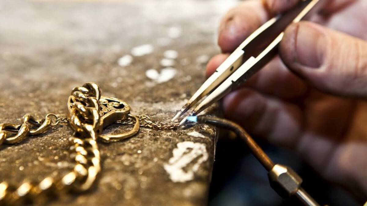 В Брянске ювелирный мастер заложил оставленный для ремонта золотой браслет за 40 тысяч рублей