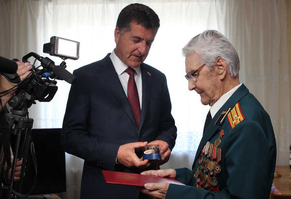 Глава Брянска Хлиманков подарил 95-летнему ветерану Шапошникову часы
