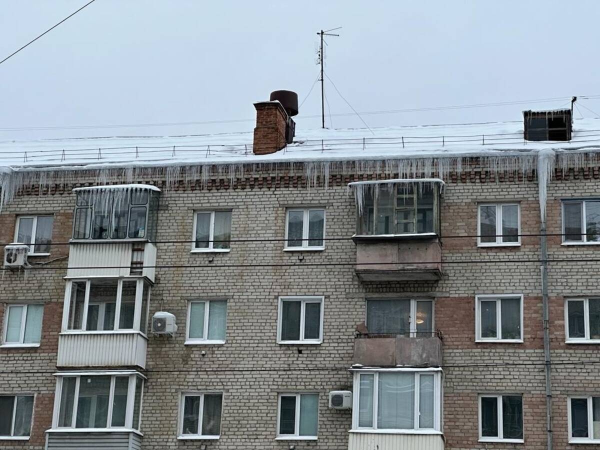 В Брянске заметили 2-метровые сосульки на улице Ульянова | 08.12.2023 |  Брянск - БезФормата