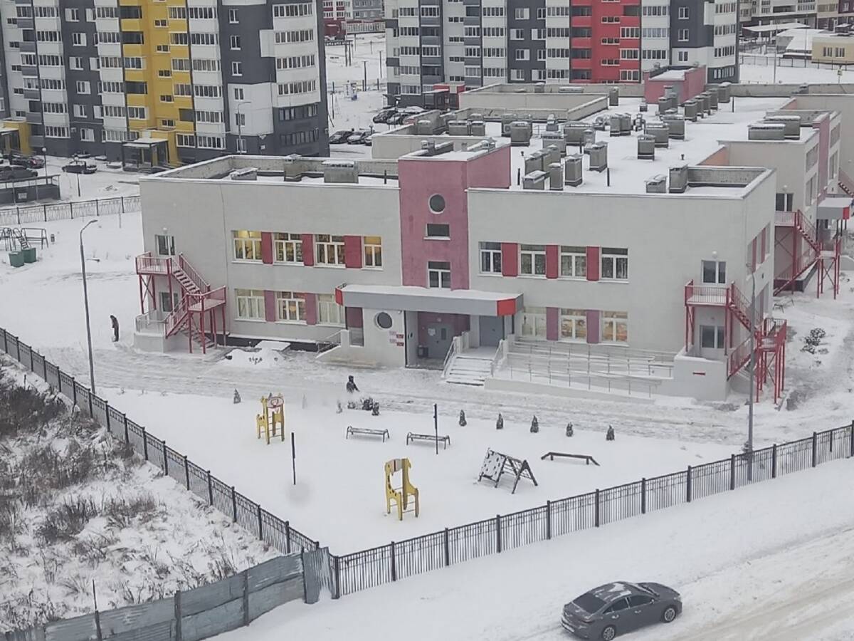 В Брянске от снежного плена освобождают детские сады