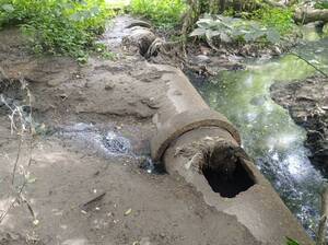 Суд обязал привести в порядок коллектор, сливавший нечистоты в Десну