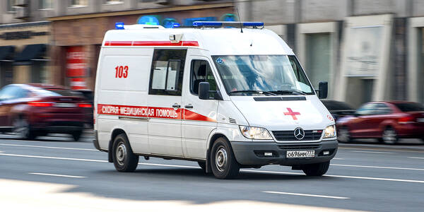 В Якутске мужчина поймал выпавшего с 12 этажа ребенка  
