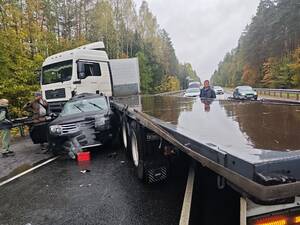 Спасатели показали кадры жуткого ДТП с грузовиком в Брянском районе