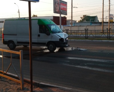 В Брянске напротив «Европы» микроавтобус протаранил иномарку