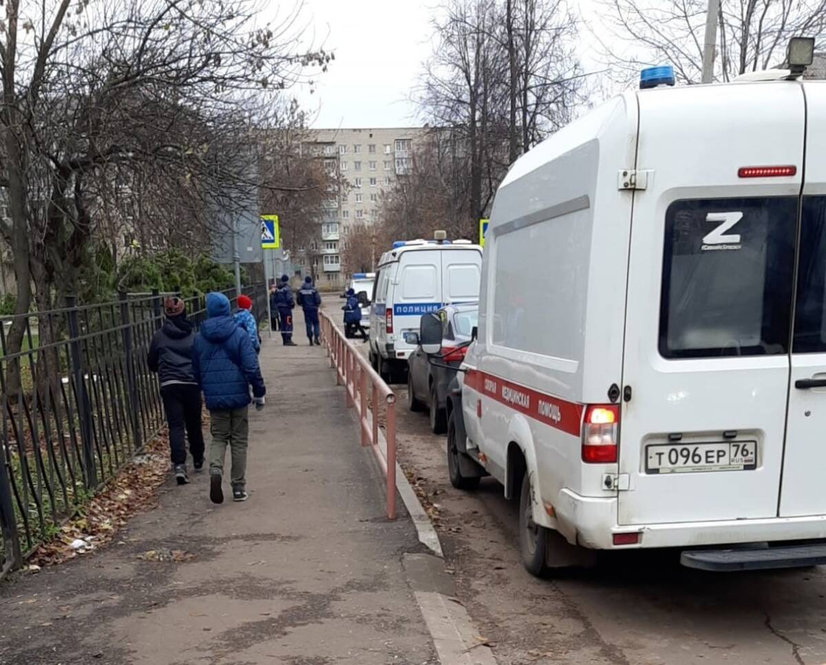 В Рыбинске мужчина пришел в школу с ножом и зарезал бывшую сожительницу |  02.11.2022 | Брянск - БезФормата