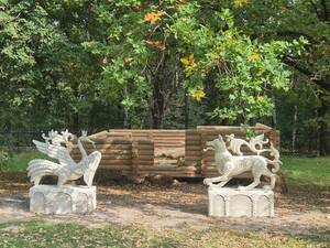 В сказочной резиденции на Кургане появились Царевна-лебедь и Серый волк