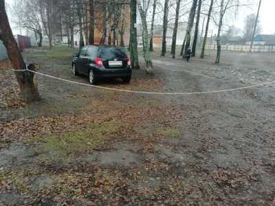  В Трубчевске у школы N2 дорогу перегородили цепью