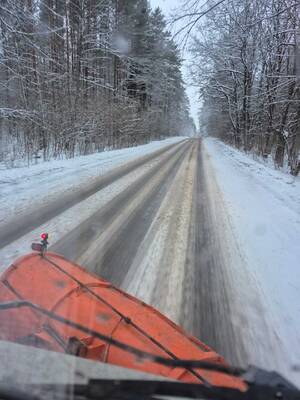 Брянские дороги за сутки обработали 4 тысячами тонн песко-соляной смеси