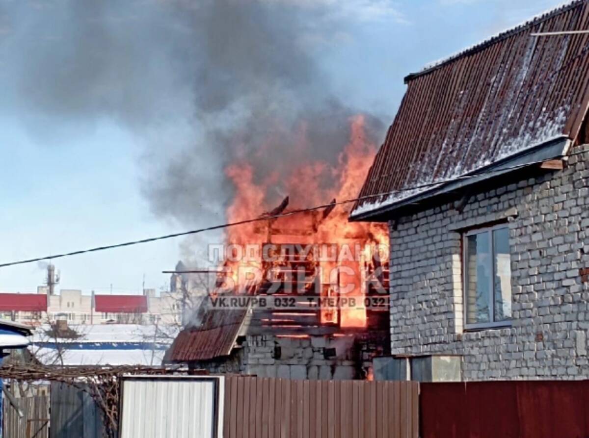 Брянцы сообщили о пожаре в частном доме на улице Стародубской