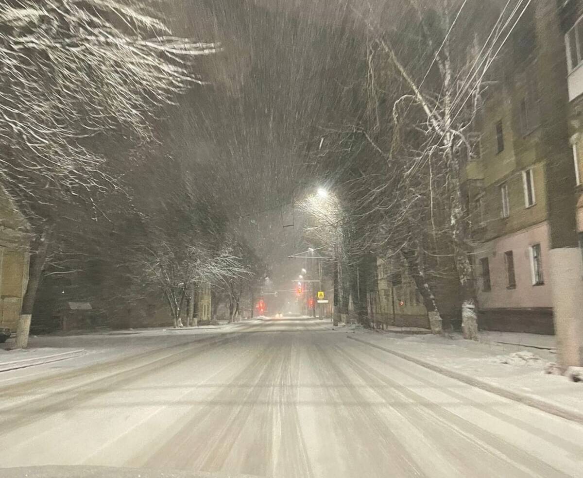 Новогодний Брянск вечером 1 января заметает снегом | 01.01.2024 | Брянск -  БезФормата