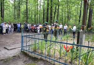В Климовском районе почтили память расстрелянных жителей поселка Парасочки
