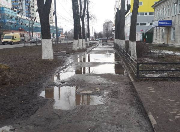 В Брянске тротуар возле ТРЦ «Тимошковых» утонул в лужах