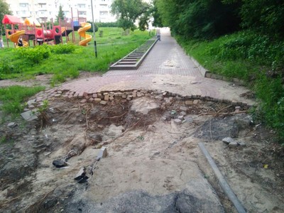 В Брянске в парке «Звёздный» из-за ливня обрушился тротуар
