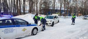 Полицейские в Навле пришли на помощь застрявшему в снегу водителю