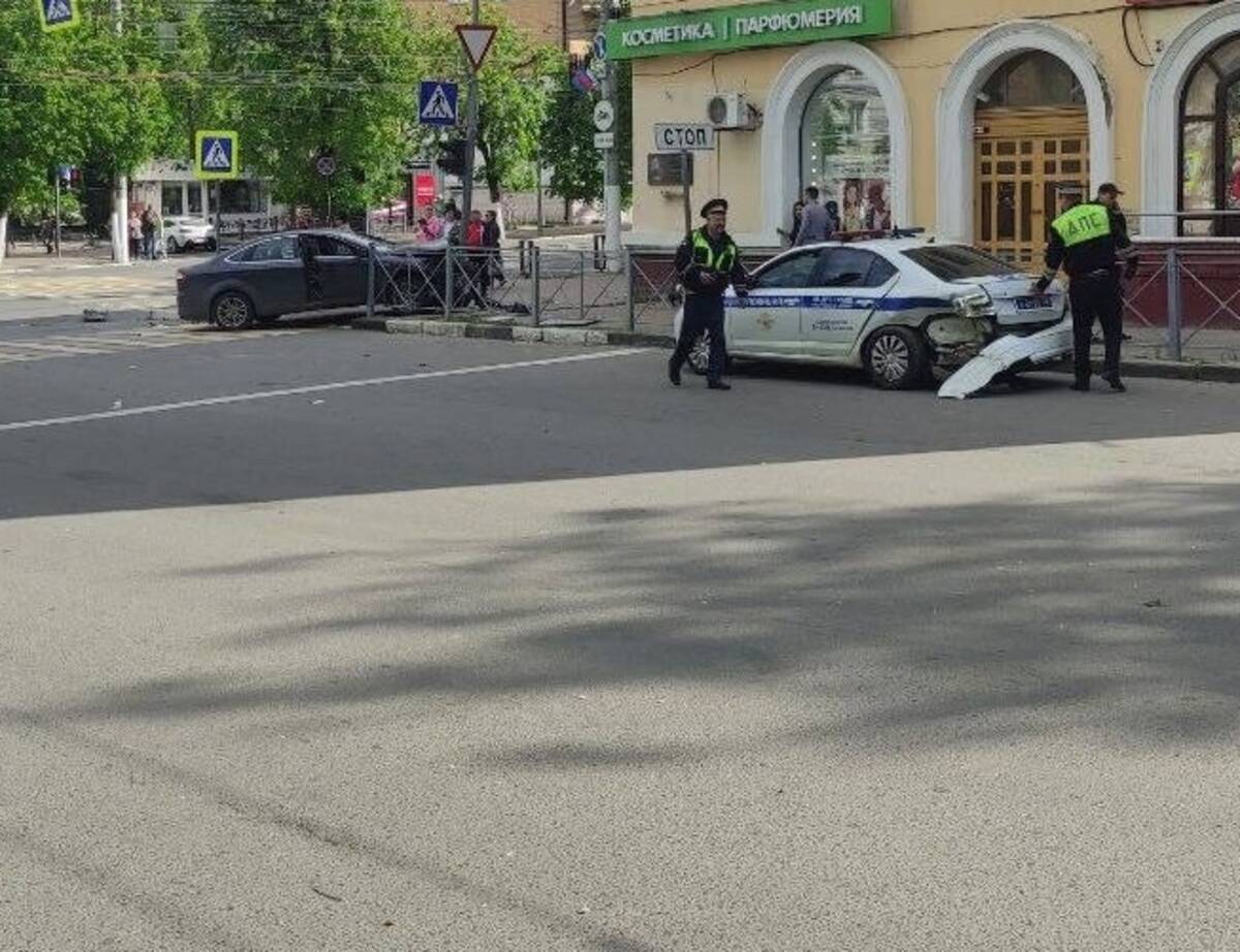 В Брянске после столкновения с машиной ДПС иномарка вылетела на тротуар |  05.05.2024 | Брянск - БезФормата