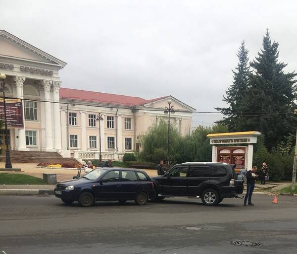 Брянск 2 фото. Памятник Горькому и Ленину в Брянске возле ТЮЗА.