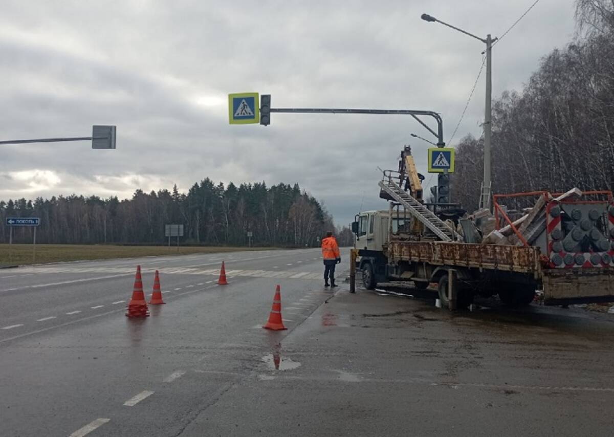 На трассе «Украина» у поворота на брянский поселок Локоть появились  светофоры