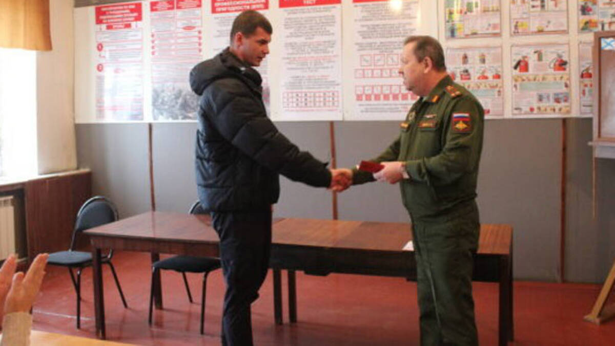 В Почепе были вручены медали пятерым участникам специальной военной операции на Украине