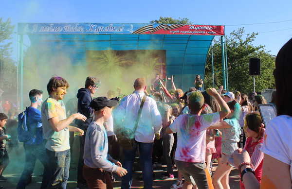 Жители Жуковки раскрасили друг друга во все цвета радуги