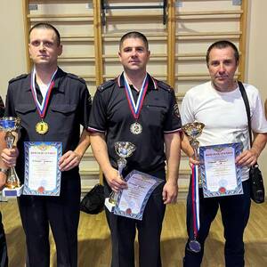 Брянские полицейские-инструкторы соревновались в силе и мастерстве