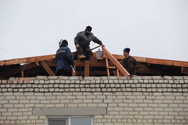 В Брасовском районе продолжают ремонт кровель многоквартирных домов