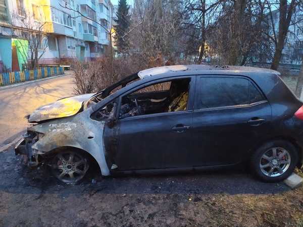 В Брянске ищут поджигателя машины на улице Федюнинского