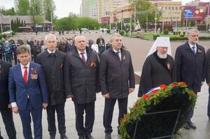 Александр Богомаз возложил цветы к стеле Воинской славы в Брянске