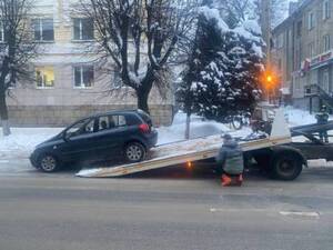 В Брянске с улицы Фокина эвакуировали машины нарушителей парковки