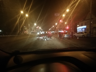 В Брянске на Ульянова ночью столкнулись два авто