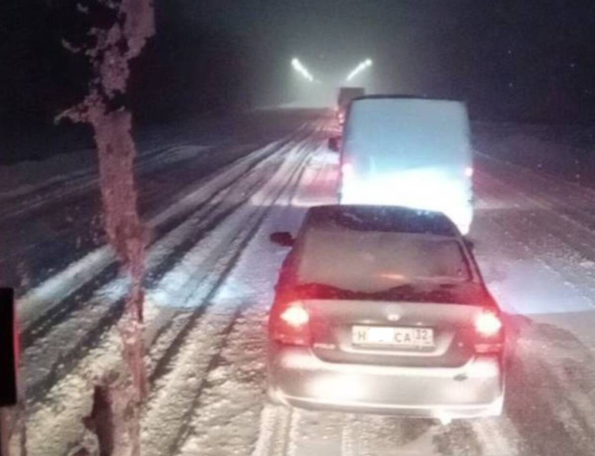 Сотни автомобилей попали в адскую пробку на трассе Брянск - Новозыбков