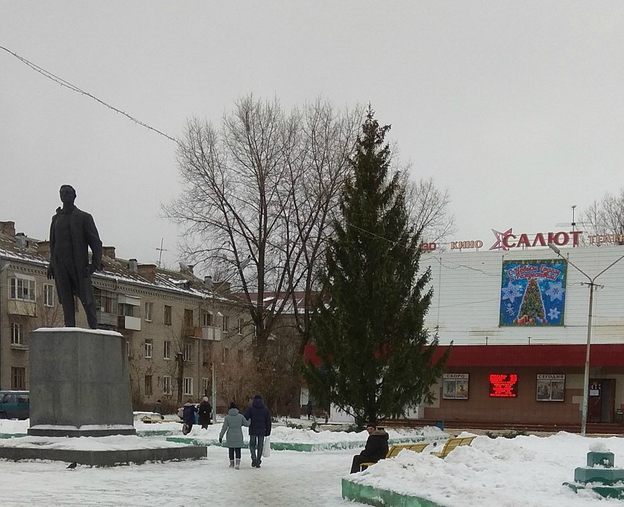 В Брянске установили новогоднюю ёлку перед кинотеатром «Салют» 