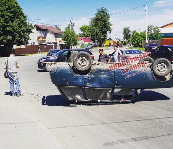 В Брянске у «Телецентра» перевернулся автомобиль ВАЗ-2104