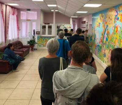 В Брянске сняли на фото огромную очередь в детской поликлинике