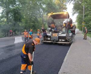 В Брянске приступили к укладке асфальта на улице Калинина