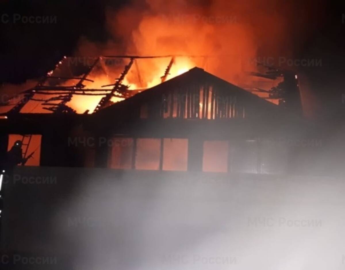 В Брянске на Володарке ночью сгорел жилой дом | 04.11.2022 | Брянск -  БезФормата