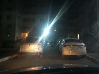 В Брянске два «мастера парковки» заблокировали въезд во двор
