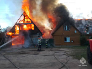 В Унече сгорели гараж и жилой дом