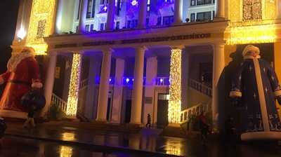 В Брянске возле ДК Железнодорожников появились огромные Дед Мороз и Снегурочка