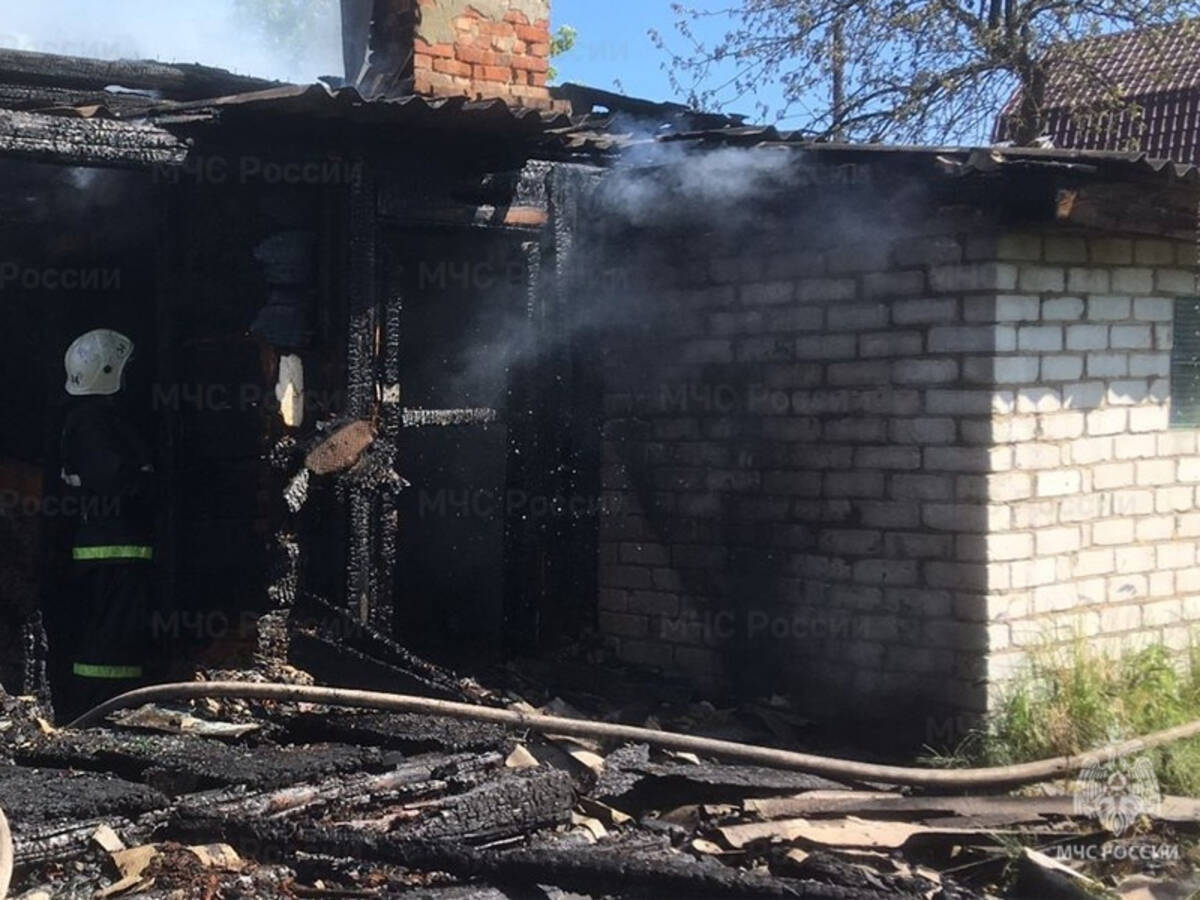 В брянской Жуковке сгорел жилой дом