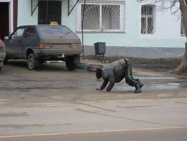 Под Клинцами 23 февраля пьяный мужчина бросался под машины