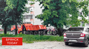 На улице Металлистов в Брянске прорыв трубы образовал реку