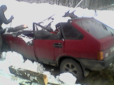 В Брянске на автостоянке из-за снега рухнула крыша и разбила машину
