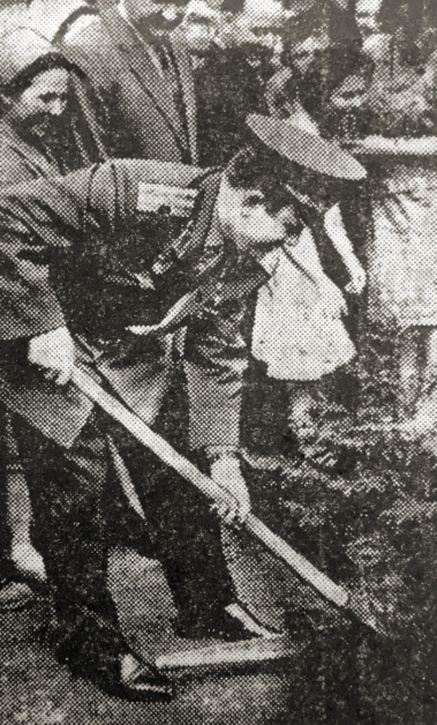 Юрий Гагарин сажает ёлку на Брянском машиностроительном заводе, май 1966-го 