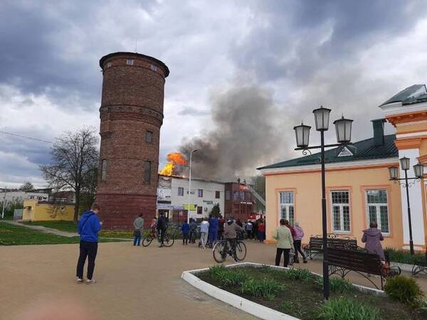 В брянском городе Жуковка вспыхнуло здание ТЦ «Экватор» 